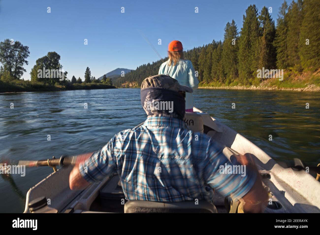 Tim und Joanne Linehan, Eigentümer der Linehan Outfitting Company, Fliegenfischen auf dem Kootenai River. Lincoln County, Montana. (Foto von Randy Beacham) ` Stockfoto